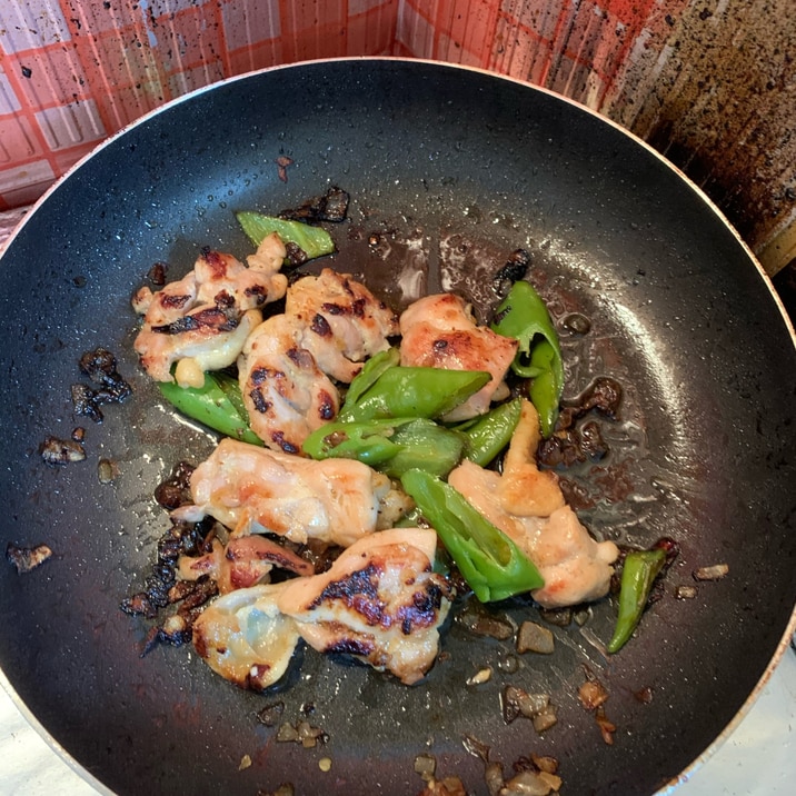 鶏もも肉と万願寺とうがらしのニンニク炒め